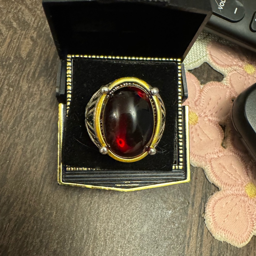 Elegant Gold and Red Oval Gemstone Ring
